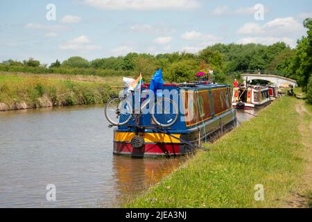 Un bateau coloré amarré sur le canal de Shropshire Union. Banque D'Images