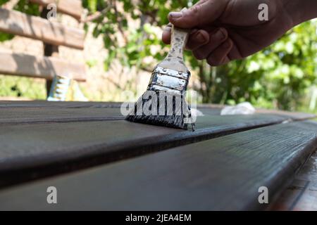 peinture de pièces en bois pour portes, application de vernis à l'aide d'une brosse. Banque D'Images