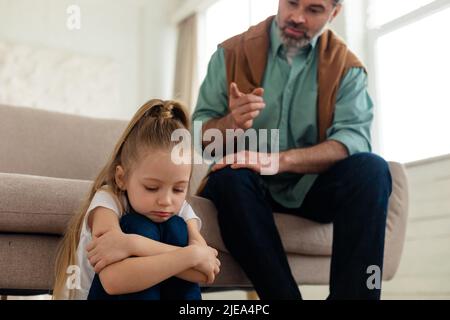 Une petite fille à la maison a été dépressée par une petite fille d'âge moyen Banque D'Images