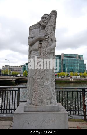 Statue en pierre de Matt Talbot (1856-1925) de James Power sur la rive du Liffey, Dublin, Irlande Banque D'Images