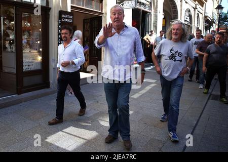 Cracovie, Pologne. 24th juin 2022. Les stars du Grand Tour, Jeremy Clarkson, Richard Hammond et James May, visitent Cracovie, en Pologne, tout en filmant le spectacle. Le Grand Tour est une série télévisée britannique de motoing, créée par Jeremy Clarkson, Richard Hammond, James May et Andy Wilman, pour Amazon exclusivement pour son service de streaming en ligne Amazon Prime Video, créé en 2016. Le programme a été conçu à la suite du départ de Clarkson, Hammond, May et Wilman de la série BBC Top Gear. Crédit : SOPA Images Limited/Alamy Live News Banque D'Images