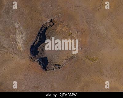 cratère volcanique inactif d'en haut. Vue sur le paysage en Islande de la péninsule de Reykjanes. Chemin vers l'ancien cratère sur une surface de sable brun autour de TH Banque D'Images