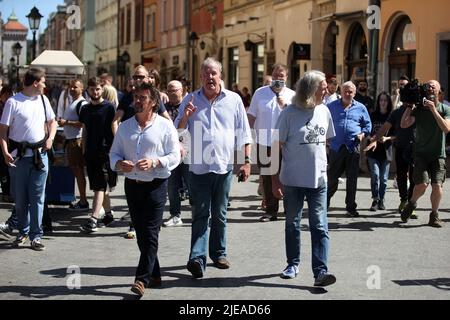 Les stars du Grand Tour, Jeremy Clarkson, Richard Hammond et James May, marchent le long de la place principale à Cracovie, en Pologne, tout en filmant le spectacle. Le Grand Tour est une série télévisée britannique de motoing, créée par Jeremy Clarkson, Richard Hammond, James May et Andy Wilman, pour Amazon exclusivement pour son service de streaming en ligne Amazon Prime Video, créé en 2016. Le programme a été conçu à la suite du départ de Clarkson, Hammond, May et Wilman de la série BBC Top Gear. (Photo de Vito Corleone/SOPA Images/Sipa USA) Banque D'Images