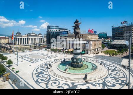 Skopje, Macédoine - juin 2022 : Alexandre le Grand monument de Makedonski et la vue sur la place macédonienne à Skopje, en Macédoine du Nord Banque D'Images