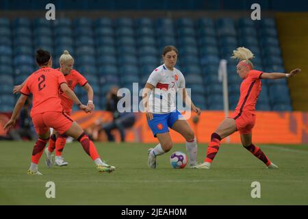 Leeds, Royaume-Uni. 24th juin 2022. LEEDS, ROYAUME-UNI. JUIN 24th Aniek Nouwen, de Netherlands, a été entouré par trois joueurs d'Angleterre lors du match international amical entre England Women et les pays-Bas à Elland Road, Leeds, le vendredi 24th juin 2022. (Crédit : Scott Llewellyn | MI News) crédit : MI News & Sport /Alay Live News Banque D'Images