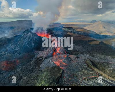 Flux magma de lave s'écoule du cratère volcanique. Vue sur le cratère volcanique depuis le haut pendant la journée en Islande. Paysage sur les Reykjanes Peni Banque D'Images