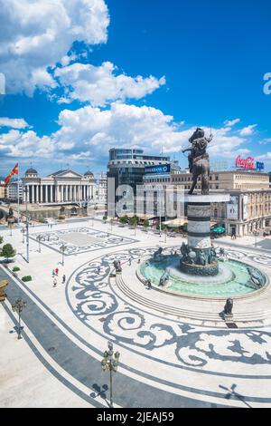 Skopje, Macédoine - juin 2022 : Alexandre le Grand monument de Makedonski et la vue sur la place macédonienne à Skopje, en Macédoine du Nord Banque D'Images