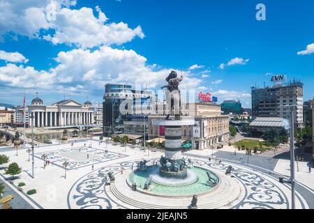 Skopje, Macédoine - juin 2022 : Alexandre le Grand monument de Makedonski et la vue sur la place macédonienne à Skopje, en Macédoine du Nord Banque D'Images