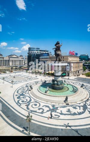 Skopje, Macédoine - juin 2022 : Alexandre le Grand monument de Makedonski et la vue sur la place macédonienne à Skopje, en Macédoine du Nord Banque D'Images