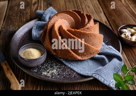 Délicieux gâteau sucré au beurre d'arachide sur fond de bois Banque D'Images
