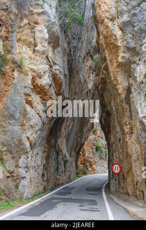 Passage étroit à travers la montagne sur le chemin de sa Calobra, Majorque sur la célèbre route ma-2141 Banque D'Images