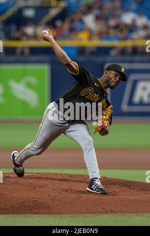 Saint-Pétersbourg, Floride, États-Unis. 26 juin 2022: Pittsburgh Pirates départ pichet Roansy Contreras (59) livre un terrain pendant le jeu MLB entre Pittsburgh Pirates et Tampa Bay Rays Saint-Pétersbourg, FL. Jonathan Huff/CSM. Crédit : CAL Sport Media/Alay Live News Banque D'Images