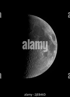 Cette photographie de la Lune a été imagée en petites sections par un puissant télescope newtonien de 10 pouces. Les photographies qui en ont résulté étaient alors insouciantes Banque D'Images