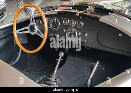 Fragment du cockpit d'une voiture rétro avec volant et instruments Banque D'Images