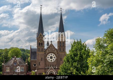 Façade de l'église Sint-Urbanuskerk à Duivendrecht, à la frontière sud-est d'Amsterdam, construite en 1878 dans un style néo-roman Banque D'Images