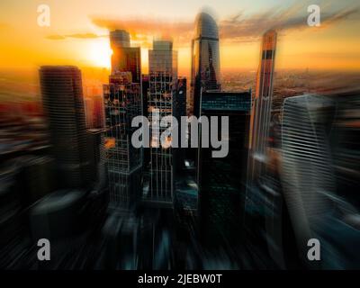 Gratte-ciels du centre d'affaires de Moscou au coucher du soleil. Vue aérienne de la ville de Moscou et du gratte-ciel avec effet de flou de mouvement Banque D'Images