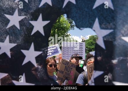 Les manifestants de Washington DC 24 juin 2022 se rassemblent devant le bâtiment de la Cour suprême à la suite du renversement de Roe c. Wade Banque D'Images