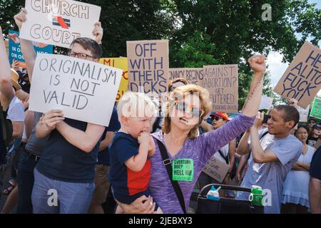 Washington DC États-Unis les parents avec enfants de 24 juin 2022 se joignent à la protestation à la suite de la décision DE SCOTUS de renverser Roe contre Wade. Banque D'Images