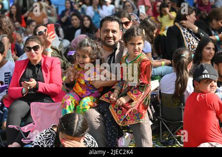 Londres, Royaume-Uni. . 26th juin 2022. Les réfugiés afghans construisent une nouvelle vie continue à vivre leur propre tradition afghane au Royaume-Uni. L'Association de l'Afghanistan et de l'Asie centrale est un organisme de bienfaisance qui appuie la communauté des réfugiés de Londres et la diaspora afghane au Royaume-Uni. L'organisation fait également campagne pour les droits de l'homme, la démocratie et le traitement équitable des réfugiés en Afghanistan et dans le monde entier. Crédit : voir Li/Picture Capital/Alamy Live News Banque D'Images