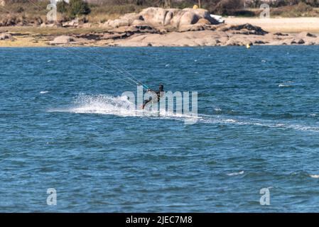 Homme pratique kitesurf au large de la côte espagnole Banque D'Images