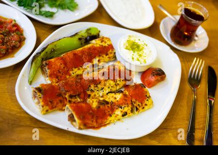 Le bœuf traditionnel turc est le sarma du bœuf haché grillé, enveloppé de pain plat Banque D'Images