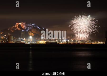 Une longue exposition de photographie, feux d'artifice et le château de Santa Barbara à Alicante, Espagne Banque D'Images