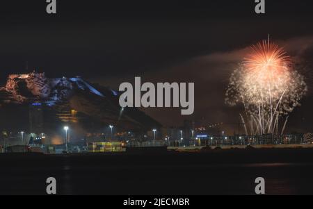 Une longue exposition de photographie, feux d'artifice et le château de Santa Barbara à Alicante, Espagne. Banque D'Images