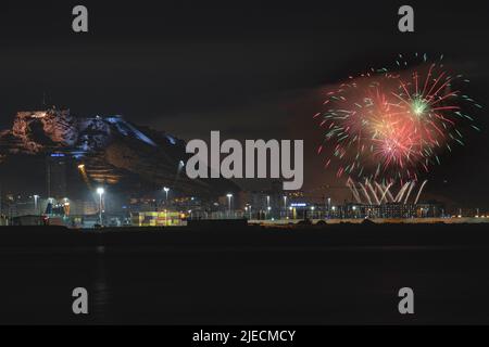 Une longue exposition de photographie, feux d'artifice et le château de Santa Barbara à Alicante, Espagne Banque D'Images