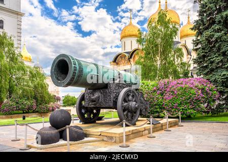 Moscou visite du Kremlin, Russie. Tsar Cannon et les anciennes cathédrales orthodoxes russes, attractions touristiques de Moscou. Paysages de sites historiques dans Banque D'Images