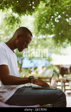 Plan vertical du travail multiracial moderne concentré sur ordinateur portable, dactylographie. Formation en ligne des étudiants internationaux Banque D'Images