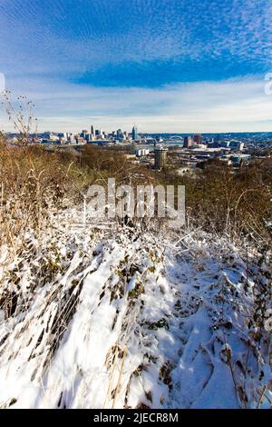 Cincinnati, Ohio, vu après une légère neige de Devou Park, Kentucky Banque D'Images