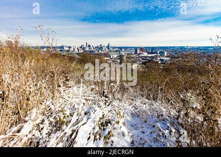 Cincinnati, Ohio, vu après une légère neige de Devou Park, Kentucky Banque D'Images