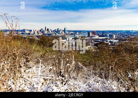 Cincinnati, Ohio, vu après une légère neige de Devou Park, Kentucky Banque D'Images