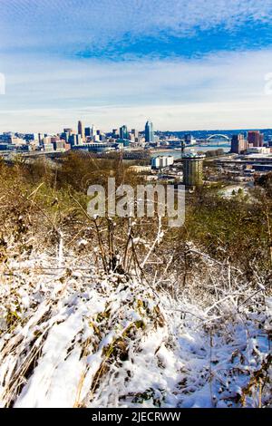 Cincinnati, Ohio, vu après une légère neige de Devou Park, Kentucky Banque D'Images