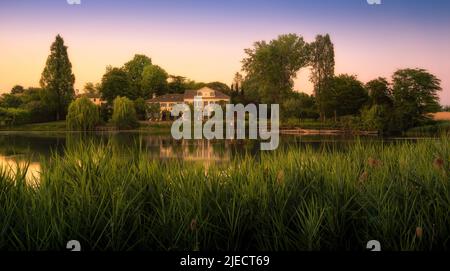 Casier (Trévise): La rivière Sile au coucher du soleil, sur le fond Villa Barbaro Gianese Banque D'Images