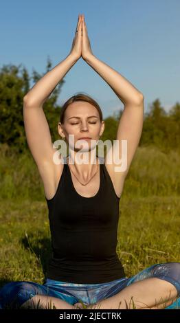 Portrait d'une jeune femme faisant du yoga. Gros plan. Banque D'Images