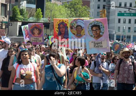 New York City, New York, 26th juin 2022- les participants défilant lors de la Marche de libération du Queer pour la liberté transpacifique, la justice reproductive et l'autonomie corporelle, Rallye à New York (Shoun A. Hill/Alay Live News) Banque D'Images