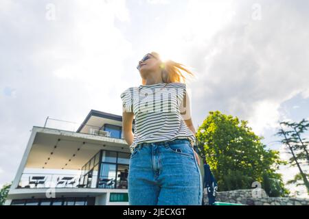 Blonde caucasienne fille d'en dessous regardant d'ailleurs. Cow-boy tourné en plein air urbain. Photo de haute qualité Banque D'Images