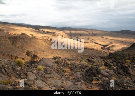 Observation du coucher du soleil sur les montagnes Hajar depuis le village de Misfat al Abriyeen Banque D'Images