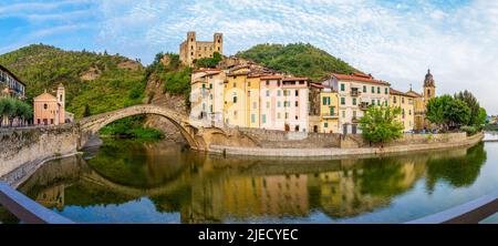 Vue panoramique village médiéval de Dolceacqua en Ligurie Riviera, Château de Doria, Pont de Monet, Italie, Ligurie, province d'Imperia Banque D'Images