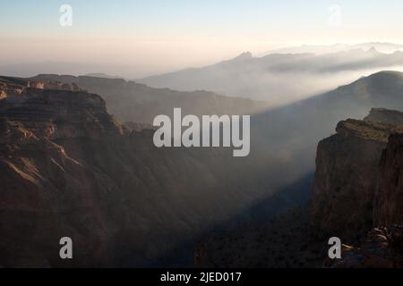 Regarder le coucher du soleil tout en descendant de Jebel Shams Banque D'Images