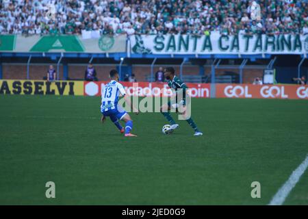 Florianopolis, Santa Catarina, Brésil. 26th juin 2022. Championnat brésilien de football: Avai vs Palmeiras. 26 juin 2022, Florianopolis, Santa Catarina, Brésil: Match de football entre avai et Palmeiras, valable pour 14th tours du Championnat brésilien de football, tenu au stade de Ressacada, à Florianopolis, Santa Catarina, le dimanche (26). Le match s'est terminé par une égalité de 2-2. Credit: Douglas Silveira/Thenews2 (Credit image: © Douglas Silveira/TheNEWS2 via ZUMA Press Wire) Banque D'Images