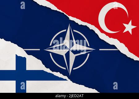 Le drapeau de l'OTAN, de la Turquie et de la Finlande déchiqua le papier de fond grunge. Résumé l'adhésion à l'OTAN, les conflits politiques, la texture du concept de guerre contexte Banque D'Images