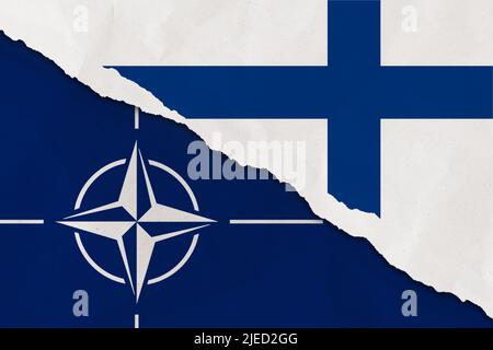 La Finlande et le drapeau de l'OTAN ont déchiré le papier grince fond. Résumé adhésion à l'OTAN, politique conflits concept texture fond Banque D'Images