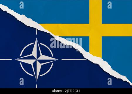 La Suède et le drapeau de l'OTAN ont déchiré le papier grince fond. Résumé adhésion à l'OTAN, politique conflits concept texture fond Banque D'Images
