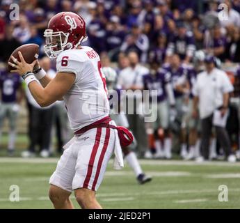 Le quarterback d'Oklahoma, Baker Mayfield, prend le pas et passe le ballon lors d'un match d'extérieur intense contre les Wildcats de l'État du Kansas. Banque D'Images