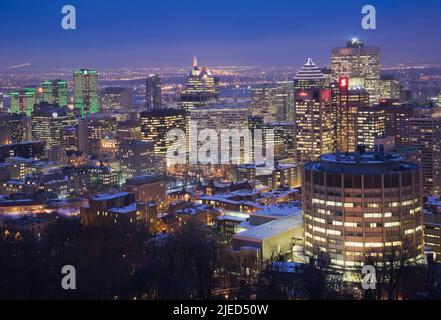L'horizon de Montréal illuminé au crépuscule en hiver, pris du belvédère du Mont-Royal, Québec, Canada. Banque D'Images