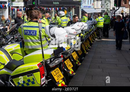 La police et leurs motos à Maldon après avoir utilisé les blocs de route pour la course cycliste RideLondon Classique à travers Essex. Maintien de l'ordre Banque D'Images