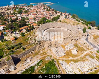 Vue de drone sur le théâtre romain sur fond de paysage urbain latéral Banque D'Images