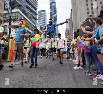 Toronto, Ontario, Canada. 26th juin 2022. Des milliers de personnes participent au défilé annuel de la fierté de Toronto pour la première fois depuis 2019 en raison de la pandémie COVID 19. (Credit image: © Arlyn McAdorey/ZUMA Press Wire) Credit: ZUMA Press, Inc./Alamy Live News Banque D'Images